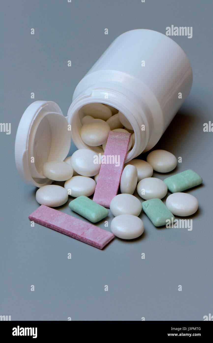 Kaugummis In Dose, Kaugummidragees, Dragees, Kaugummistreifen Stock