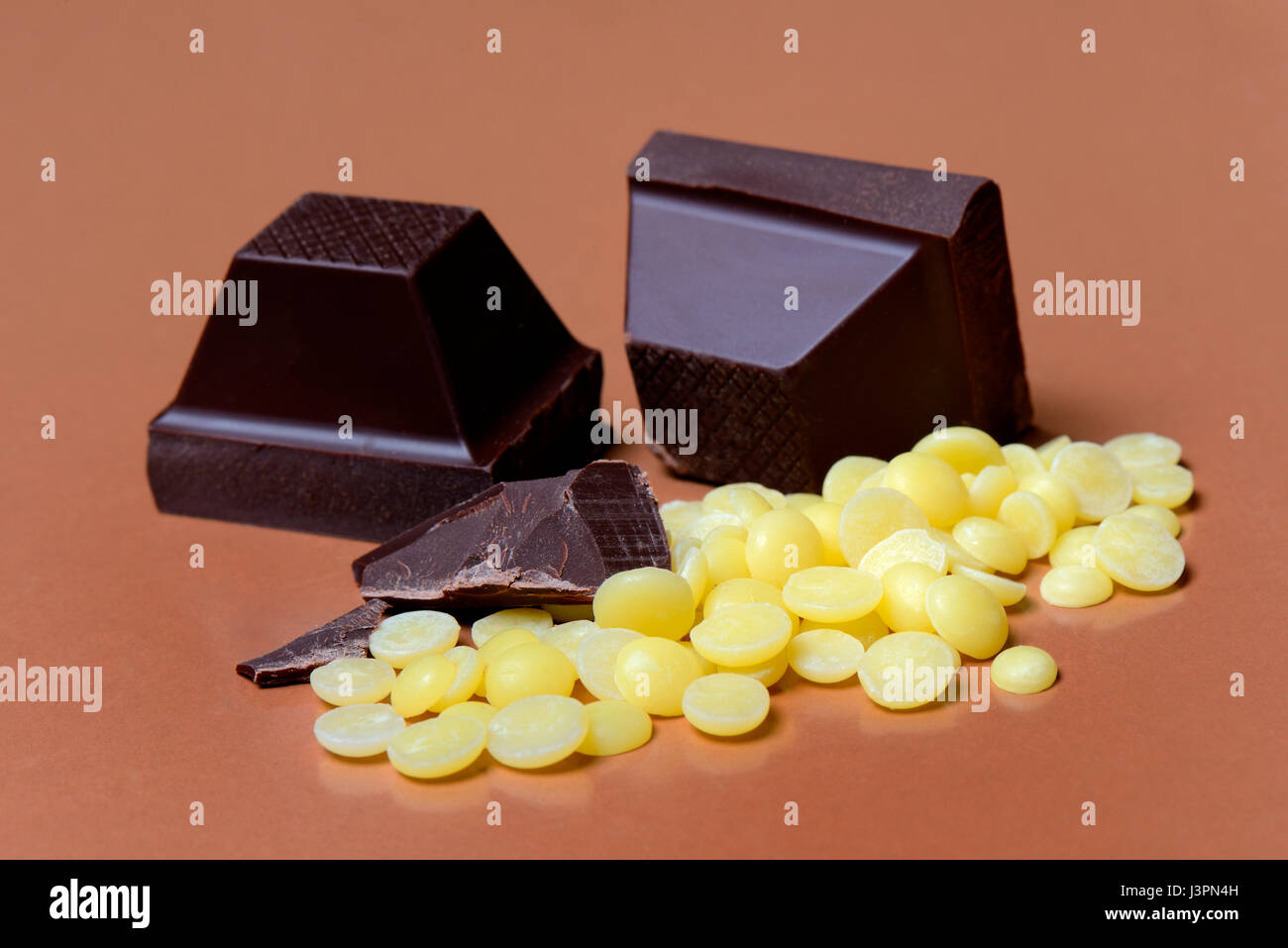 Kakaobutter-Chips und Block-Schokolade, Kuvertuere, Kuvertuere,Theobroma cacao, Schokolade, Schokoladenzutat Stock Photo
