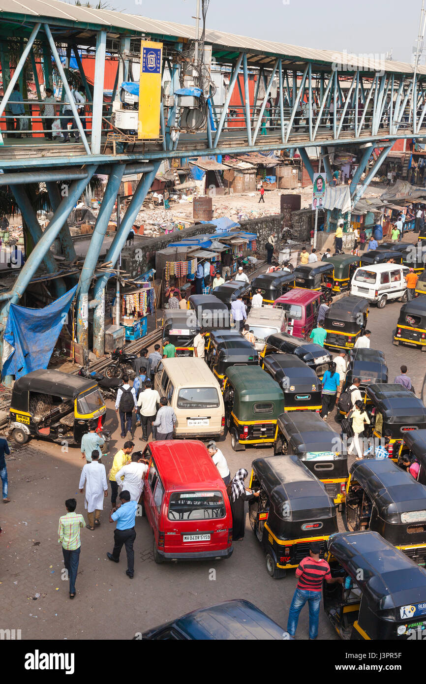 Morning traffic by Bandra East Station, Mumbai, India Stock Photo