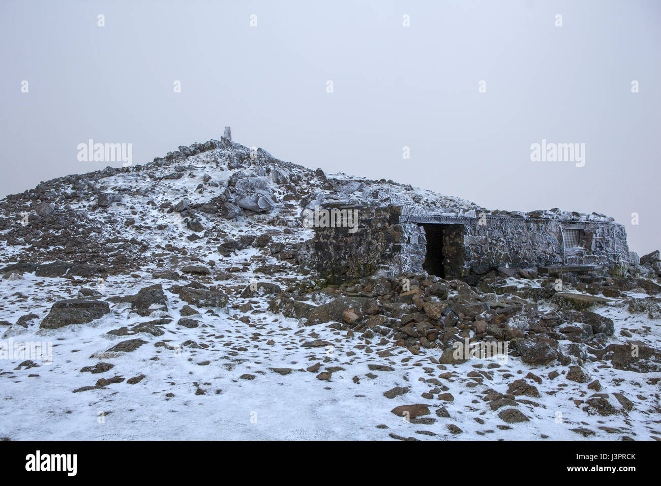 Summit shelter or bothy, Cadair Idris, (Pen y Gader), Snowdonia, Wales, Winter Stock Photo