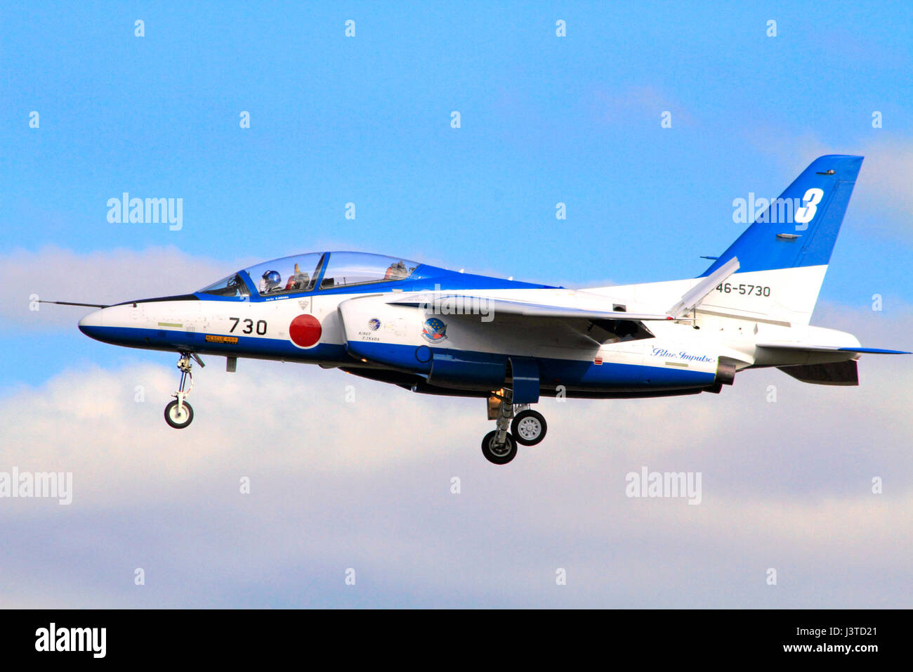 美品　Japan T-4 Trainer Blue Impulse 2010 Blue Impulse Kawasaki T-4 Trainer Stock Photo - Alamy