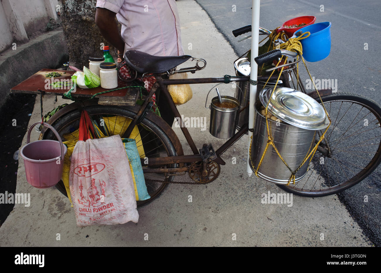 Man selling cheap indian food on the street ( India) Stock Photo