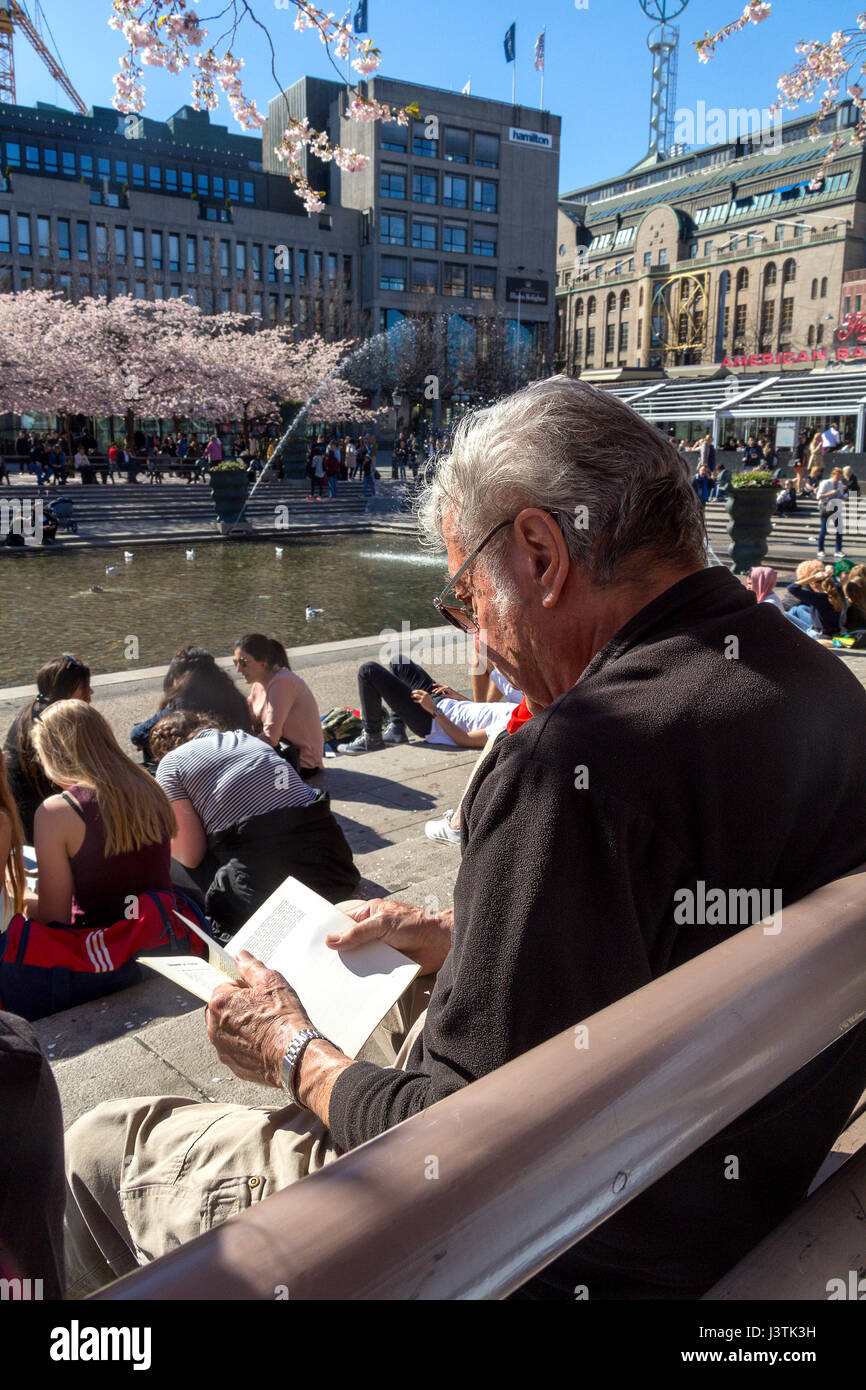 Man Spring Reading Man reading and relaxing in spring weather Stock Photo - Alamy