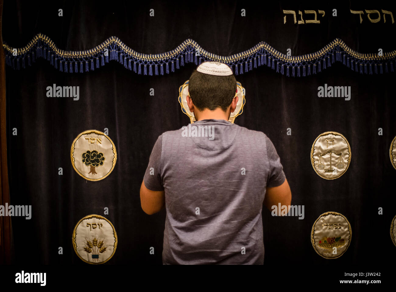 Close up morceaux carrés de pain azyme des craquelins, des biscottes juif  traditionnel Photo Stock - Alamy