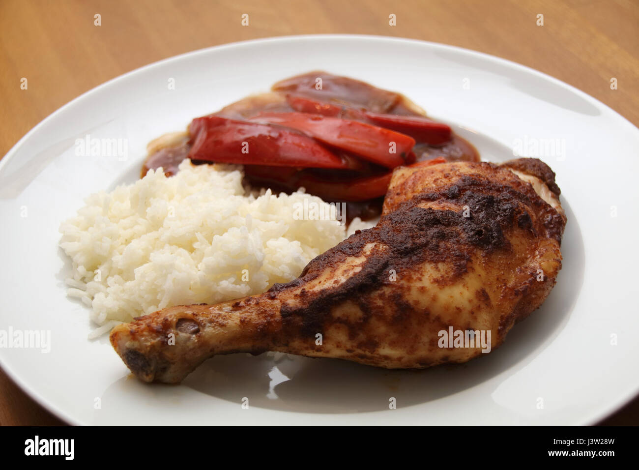 Hähnchenkeule mit Reis und Paprikagemüse Stock Photo - Alamy