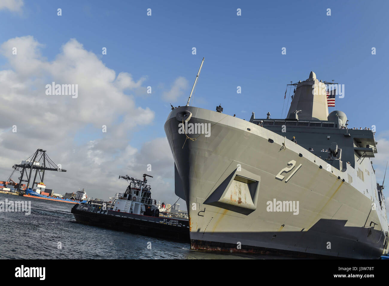 170501-N-ZN152-0046 PORT EVERGLADES, Fla. (May 1, 2017) The amphibious landing dock ship USS New York (LPD 21) arrives in Port Everglades, Florida to participate in the 27th annual Fleet Week Port Everglades. Fleet Week Port Everglades provides an opportunity for the citizens of South Florida to witness first-hand the latest capabilities of today’s maritime services, and gain a better understanding of how the sea services support the national defense of the United States. (U.S. Navy photo by Mass Communication Specialist 1st Class Ernest R. Scott/Released) Stock Photo