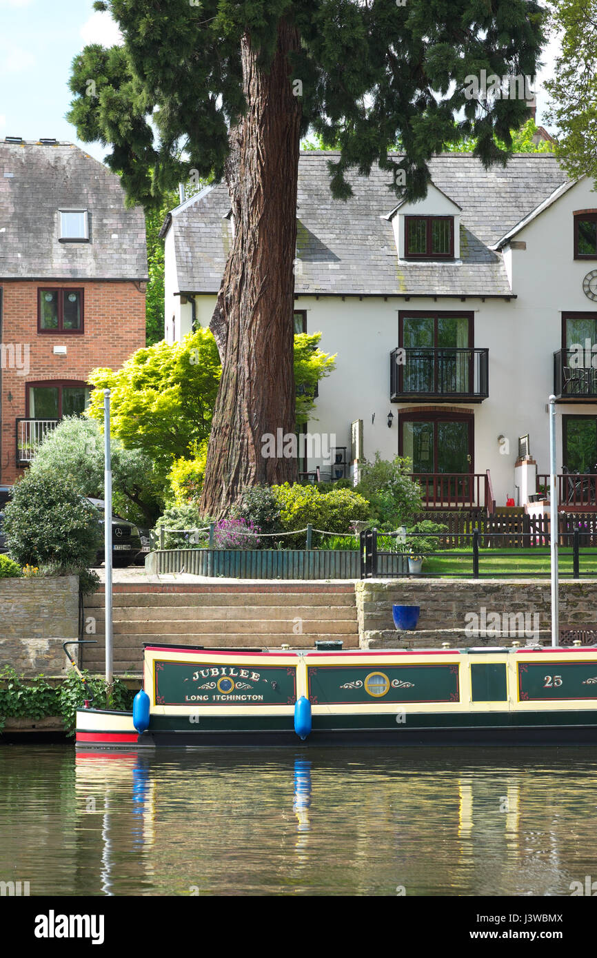 Evesham Worcestershire long boat moored on the River Avon with riverside flats and apartments UK Stock Photo
