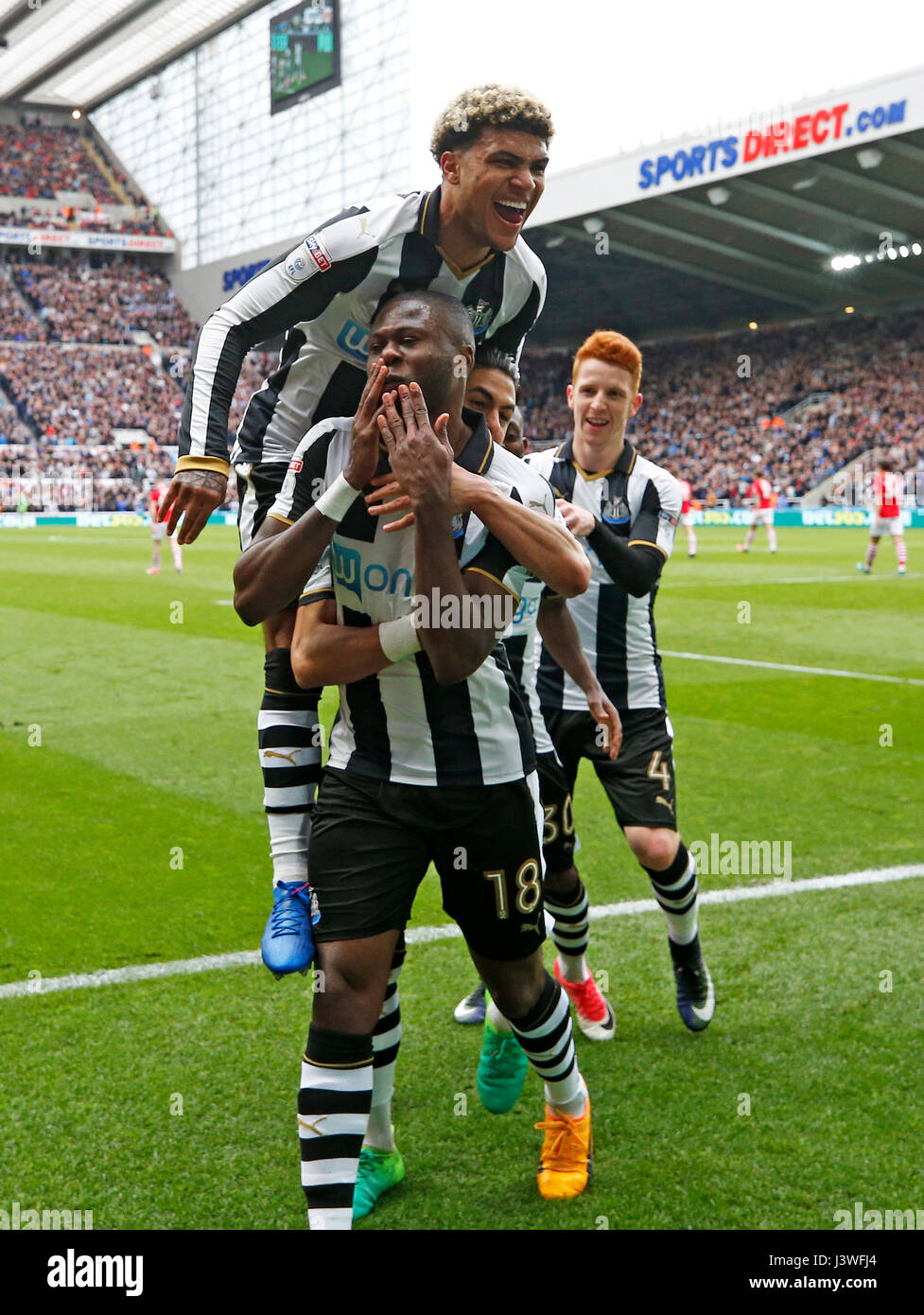 Newcastle United's Chancel Mbemba celebrates scoring his side's second ...