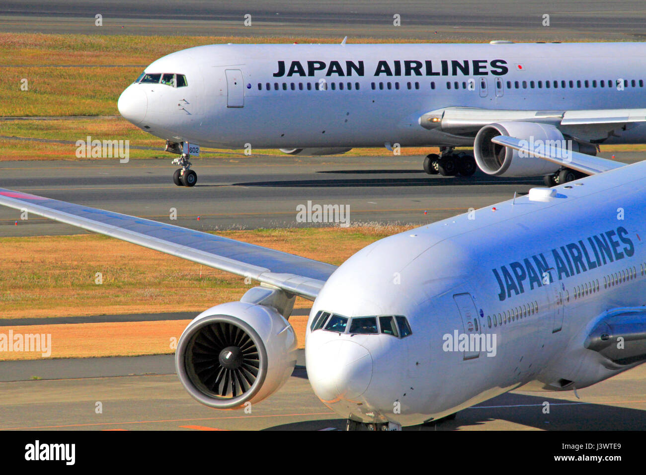 Japan airlines boeing 777 jal hi-res stock photography and Japan airlines boeing 777 jal hi-res stock photography and