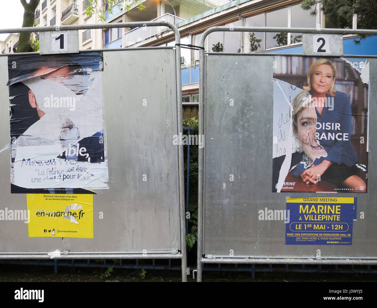 Des affiches à l'effigie de Marine Le Pen placardées par le parti