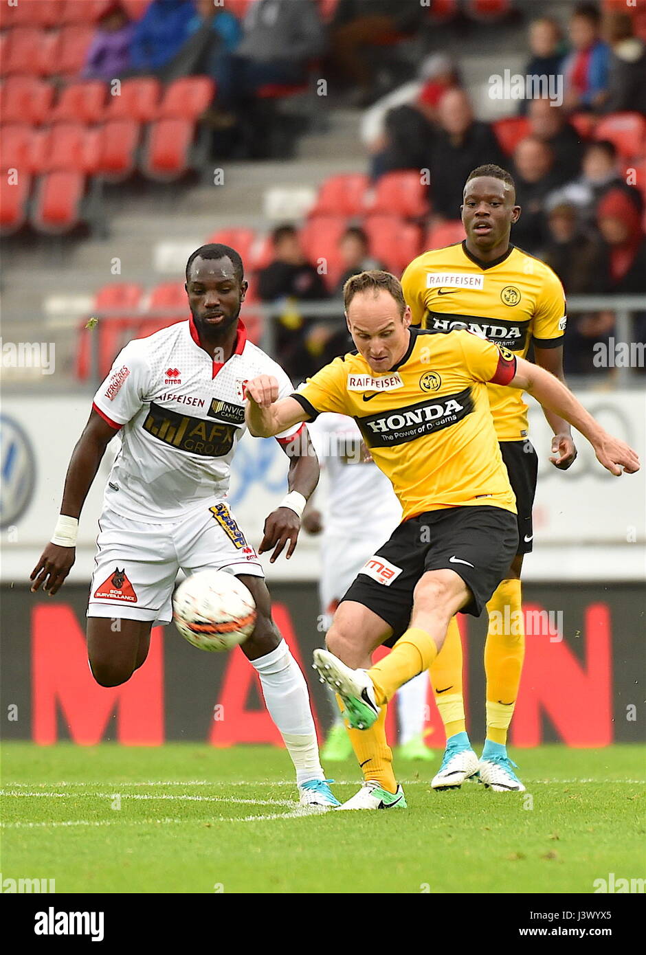 Sion, 07.05.2017, Football, FC Sion - FC Young Boys, Moussa Konate (FC Sion 14) the duel with Steve Von Bergen (YB 5) Photo: Cronos/Frederic Dubuis Stock Photo