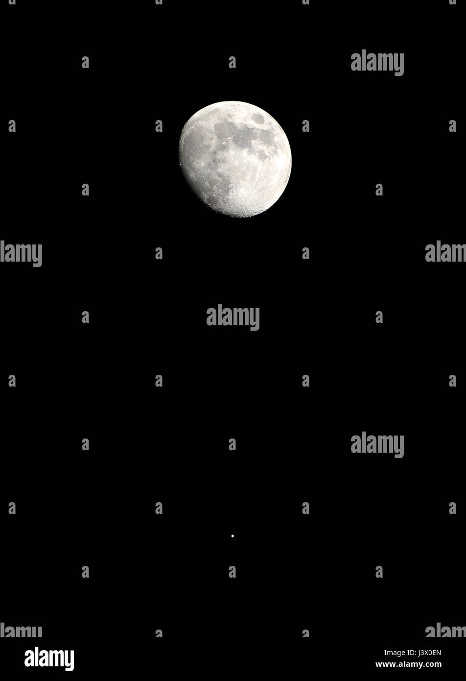 Moon and jupiter uk sky hi-res stock photography and images - Alamy