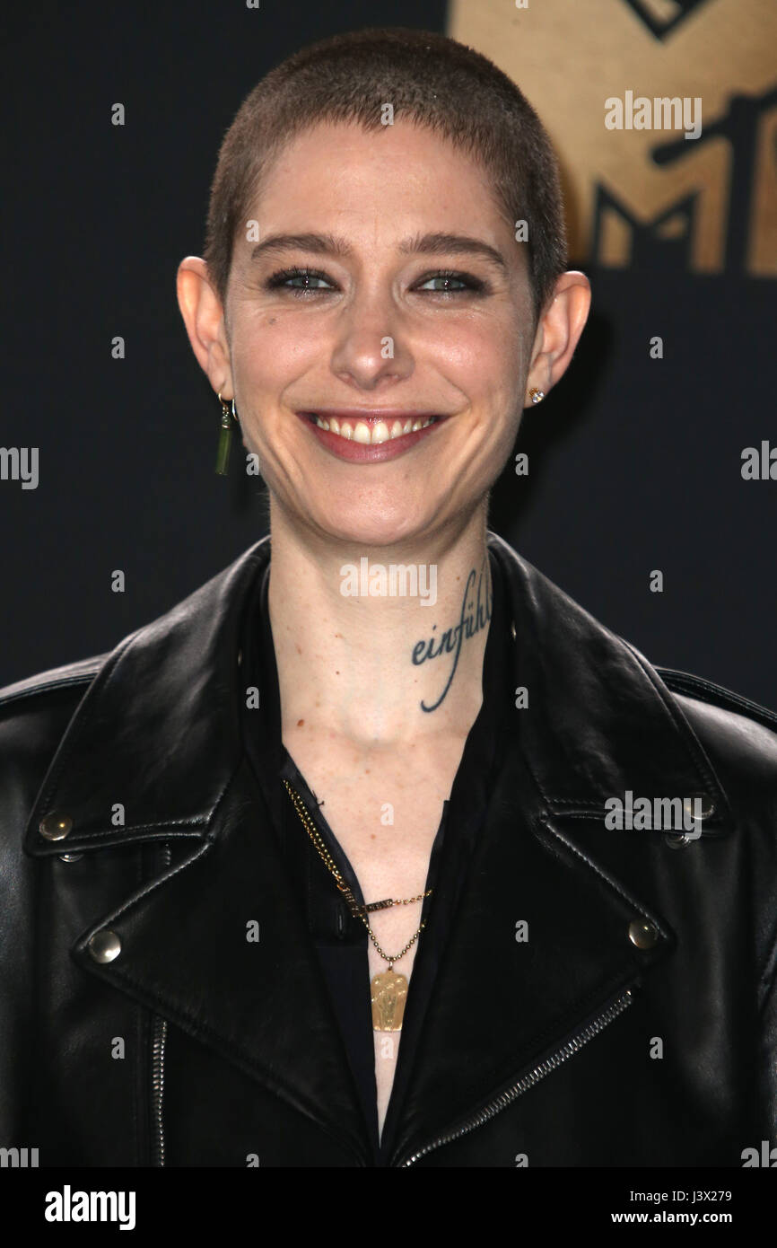 Los Angeles, Ca, USA. 7th May, 2017. Asia Kate Dillon in the press room at the 2017 MTV Movie and TV Awards at The Shrine Auditorium in Los Angeles, California on May 7, 2017. Credit: Faye Sadou/Media Punch/Alamy Live News Stock Photo