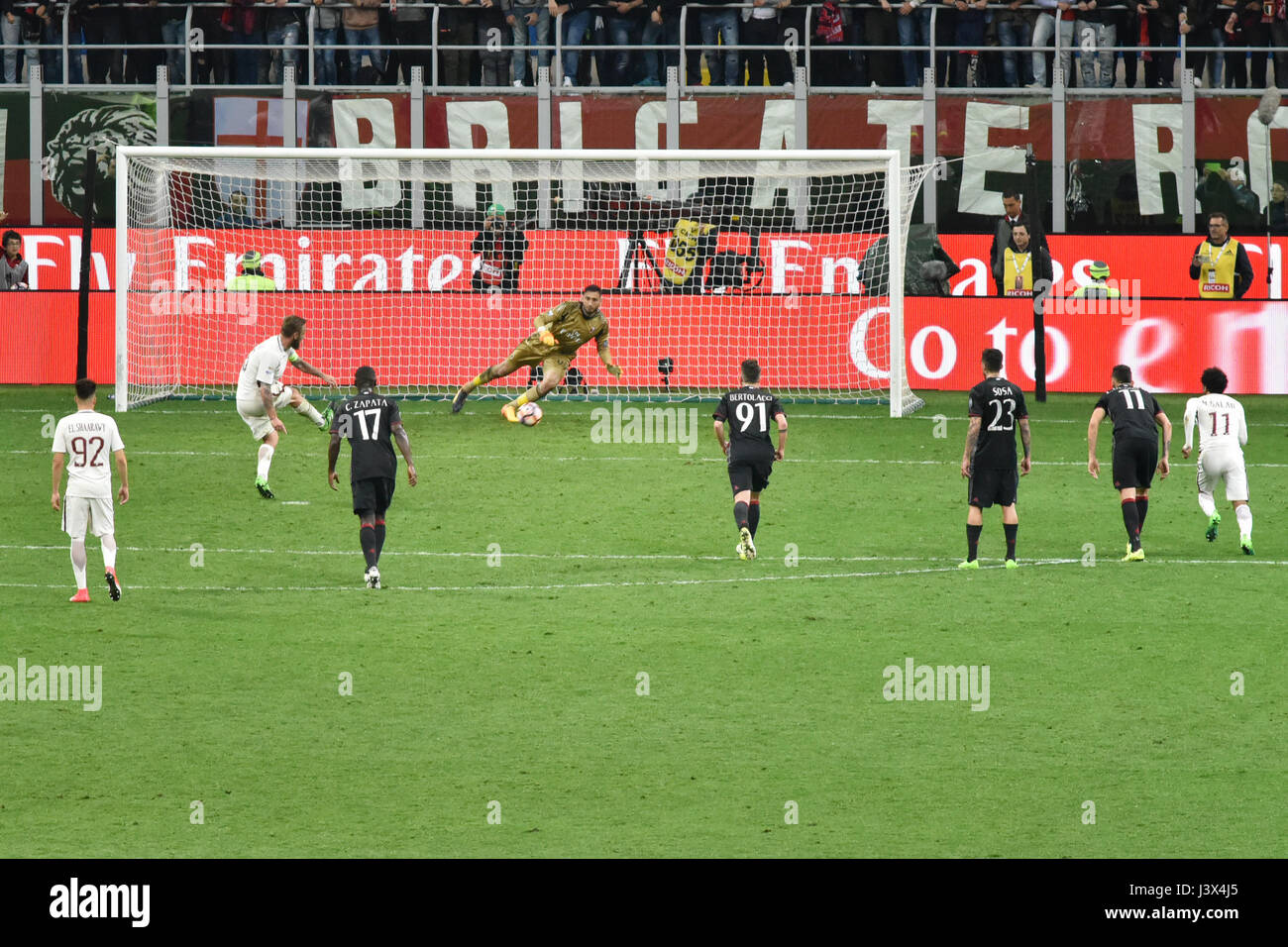 Milan, Italy. 7th May, 2017. italian serie A soccer match AC Milan vs AS Roma, at the san siro stadium, in Milan. De Rossi penalty and goal. Final result 1 - 4. Credit: Federico Rostagno/Alamy Live News Stock Photo