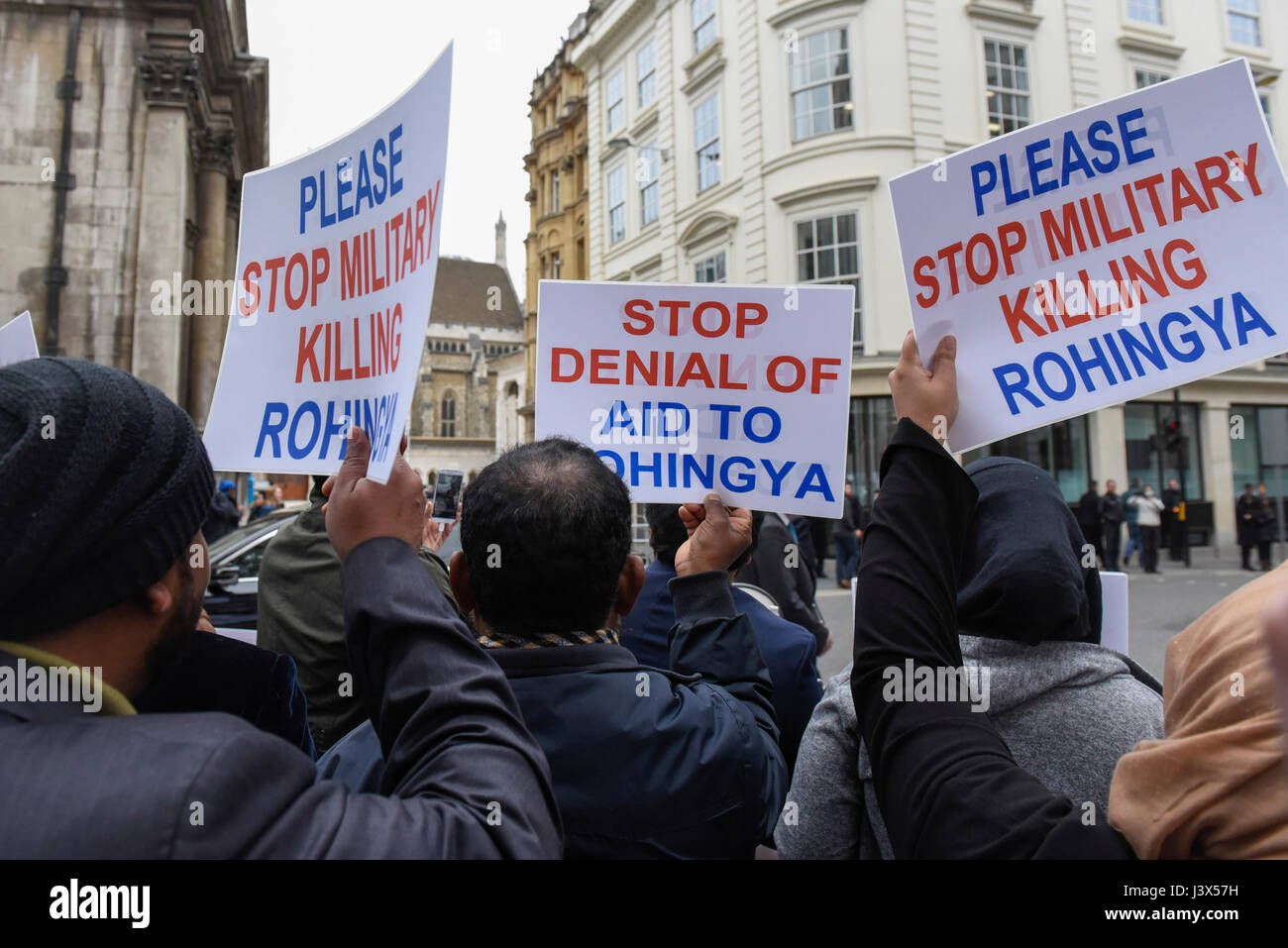 London, UK. 8th May, 2017. Demonstrators gather outside Guildhall in the City of London as Aung Sang Suu Kyi arrives to receive a Freedom of the City award. The demonstrators are protesting against ethnic cleansing of the Rohingya Muslim minority in Myanmar. Credit: Stephen Chung/Alamy Live News Stock Photo