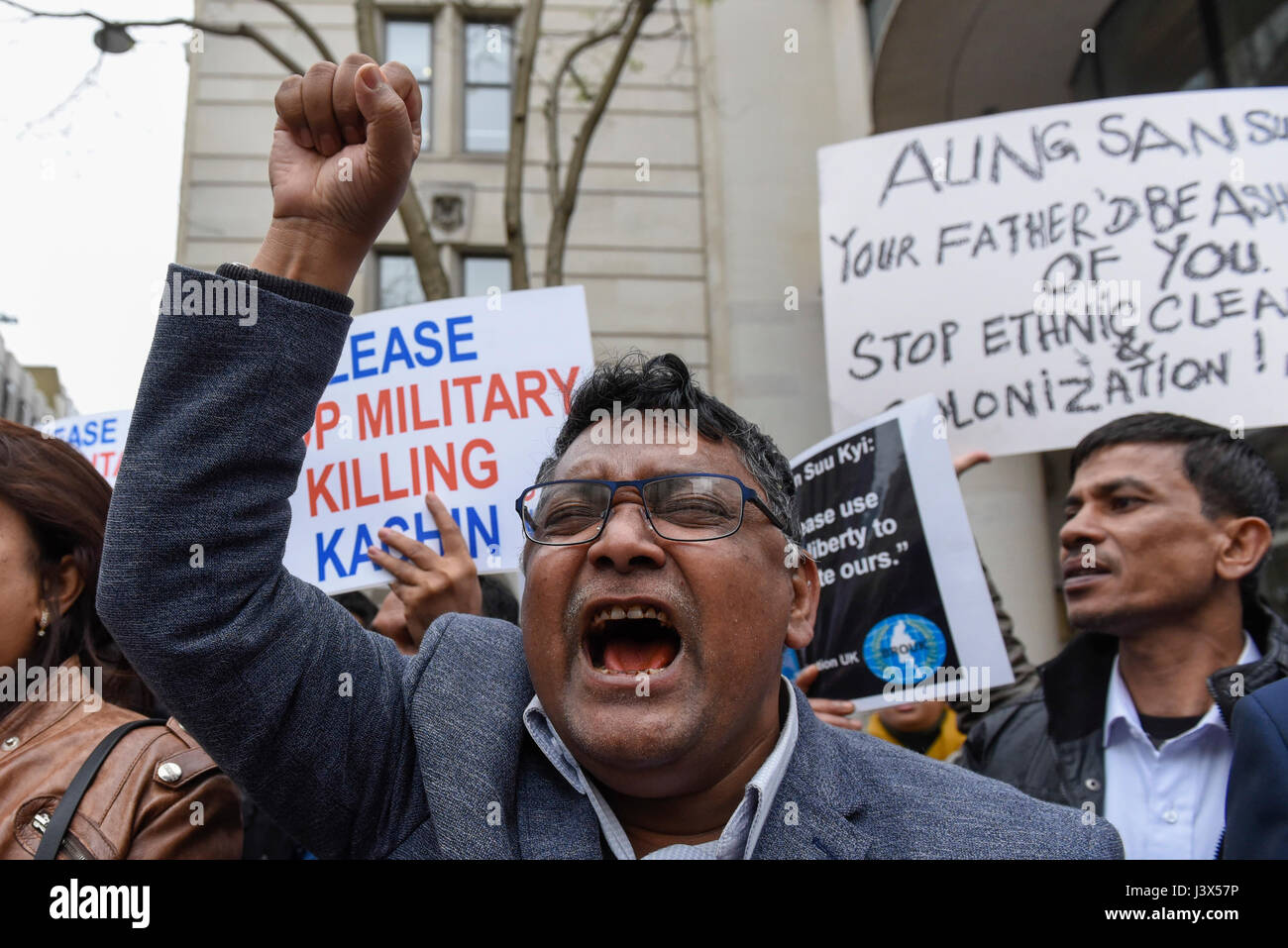 London, UK. 8th May, 2017. Demonstrators gather outside Guildhall in the City of London as Aung Sang Suu Kyi arrives to receive a Freedom of the City award. The demonstrators are protesting against ethnic cleansing of the Rohingya Muslim minority in Myanmar. Credit: Stephen Chung/Alamy Live News Stock Photo