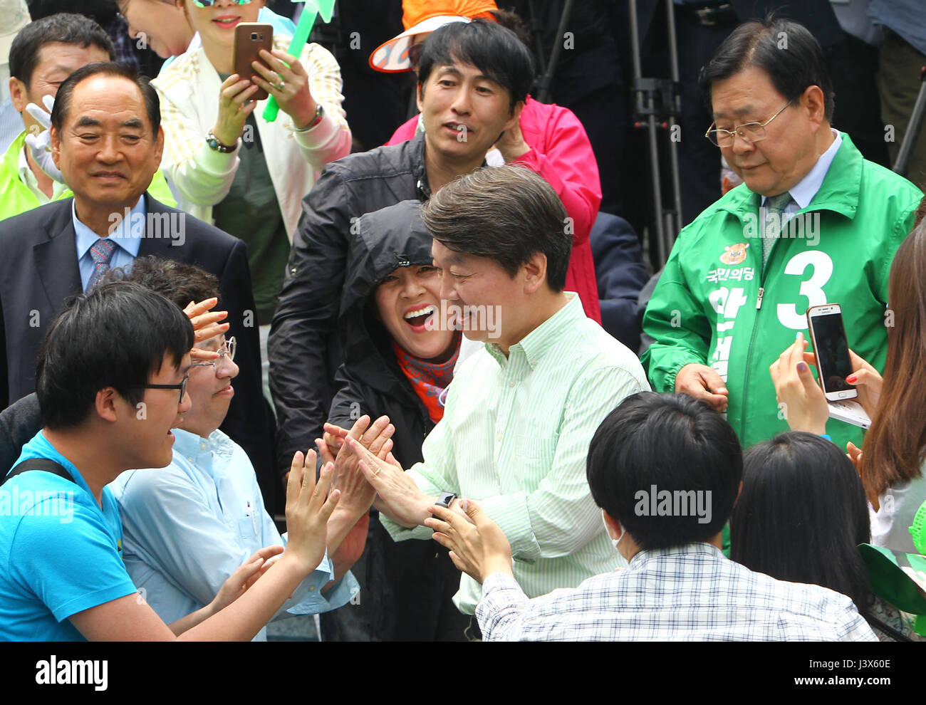 Seoul, South Korea. 8th May, 2017. Ahn Cheol-soo (C), presidential  candidate of South Koreas centrist Peoples Party, greets his supporters  during an election campaign in Seoul, South Korea, on May 8, 2017.