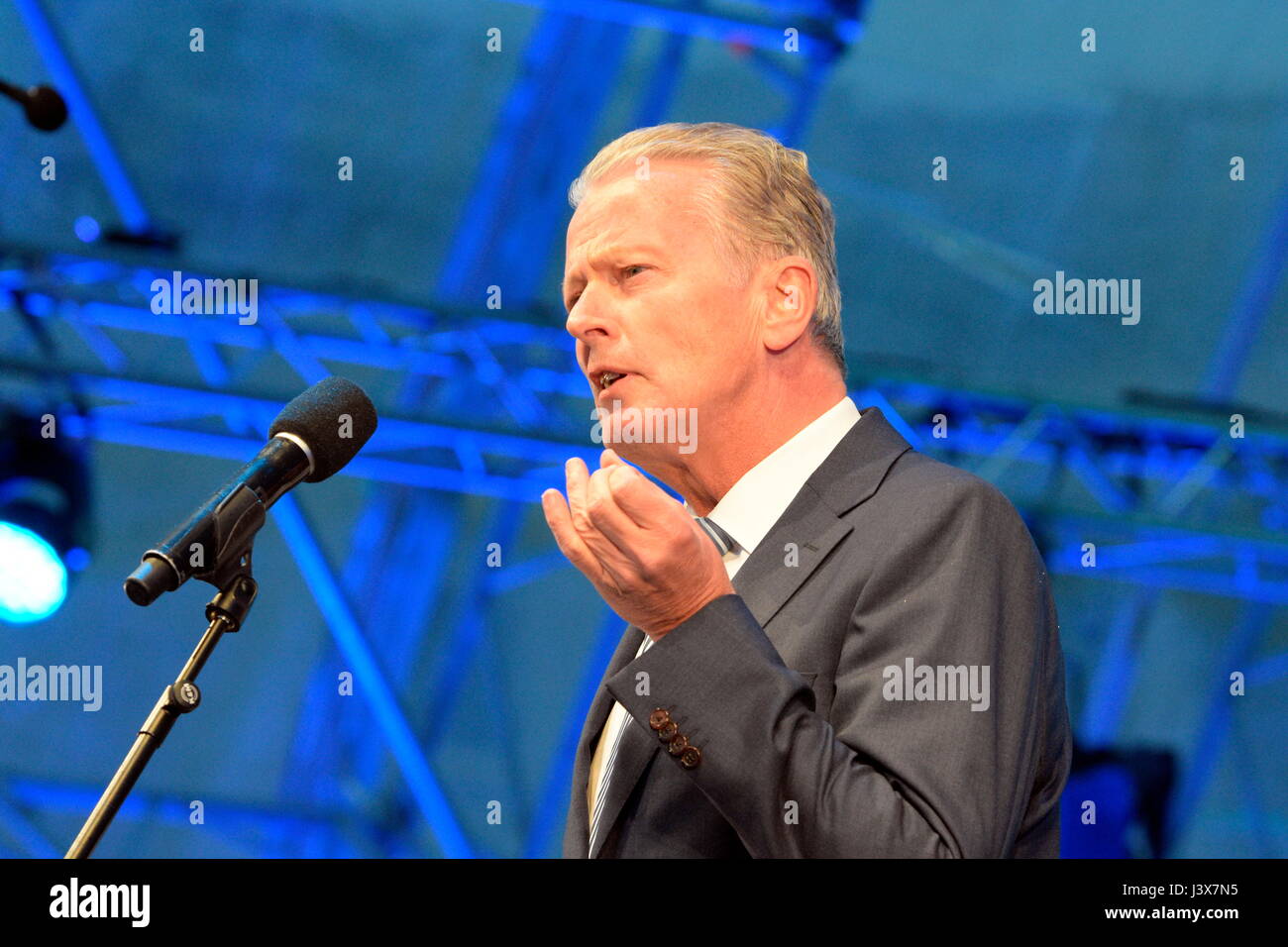 Vienna, Austria. 8th May, 2017.Festival of Joy at Heroes Square in Vienna. Vice-Chancellor Dr. Reinhold Mitterlehner (ÖVP) has a speech. Credit: Franz Perc/Alamy Live News Stock Photo