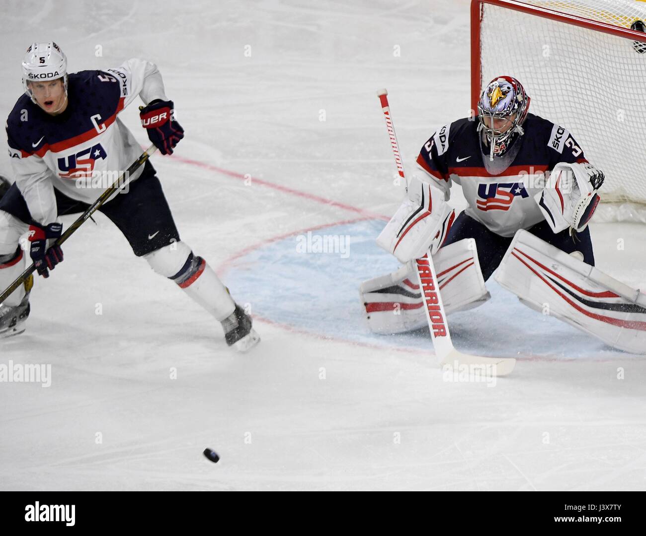 Cologne, Germany. 8th May, 2017. US goalkeeper Jimmy Howard catches the puck during the match between the USA and Sweden at the Ice Hockey World Championships at the Lanxess Arena in Cologne, Germany, 8 May 2017. Photo: Monika Skolimowska/dpa/Alamy Live News Stock Photo