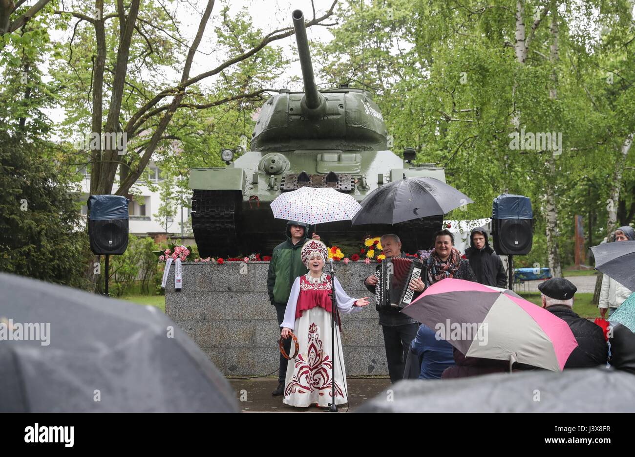 Berlin, Germany. 8th May, 2017. A singer (C, front) performs during a series of memorial activities to commemorate the 72nd anniversary of the end of World World II in Europe, known as Victory in Europe Day at German-Russian Museum in Berlin, capital of Germany, on May 8, 2017. Credit: Shan Yuqi/Xinhua/Alamy Live News Stock Photo