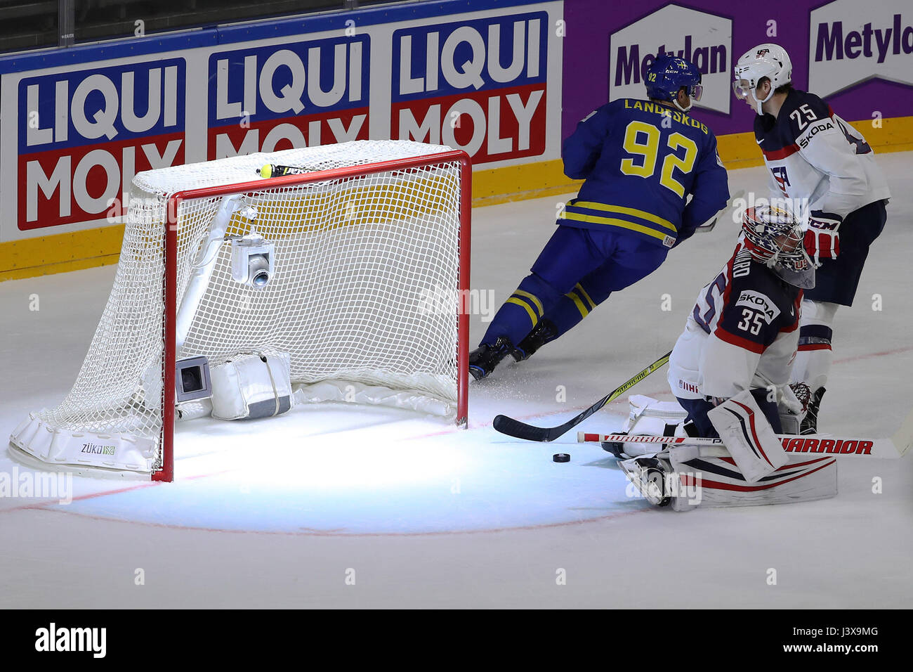 Cologne, USA fails to save during the 2017 IIHF Ice Hockey World Championship Preliminary Round Group A Game between the USA and Sweden in Cologne. 8th May, 2017. Jimmy Howard(C), goalkeeper of the United States fails to save during the 2017 IIHF Ice Hockey World Championship Preliminary Round Group A Game between the United States and Sweden in Cologne, Germany on May 8, 2017. The United States won 4-3. Credit: Ulrich Hufnagel/Xinhua/Alamy Live News Stock Photo
