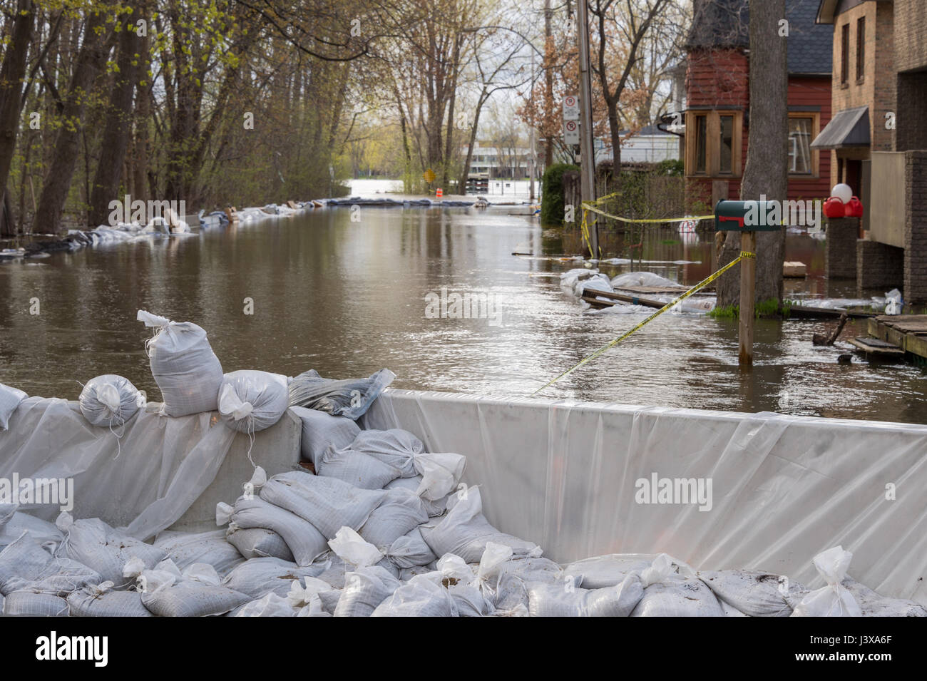 Montreal, Canada. 8th May, 2017. Dam made of sandbags to protect homes as flooding hits Crevier street Credit: Marc Bruxelle/Alamy Live News Stock Photo