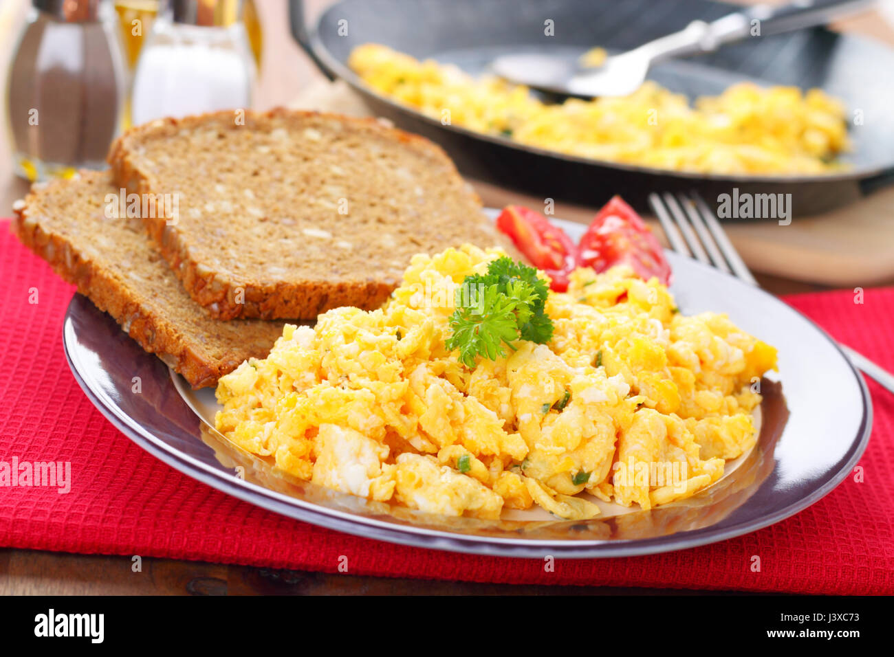 Scrambled eggs hi-res stock photography and images - Alamy