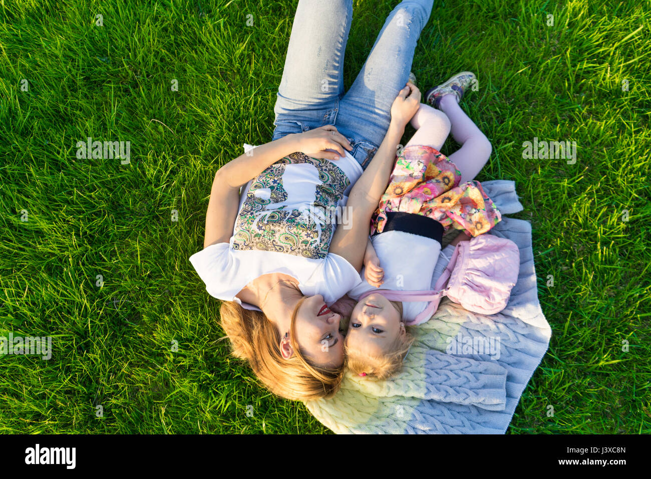 Мама лежит дочки. Мама с дочкой лежат на траве. Фотосессия с дочкой лежа. Мама и дочь валяются. Мама и Дочки лежа голова к голове.