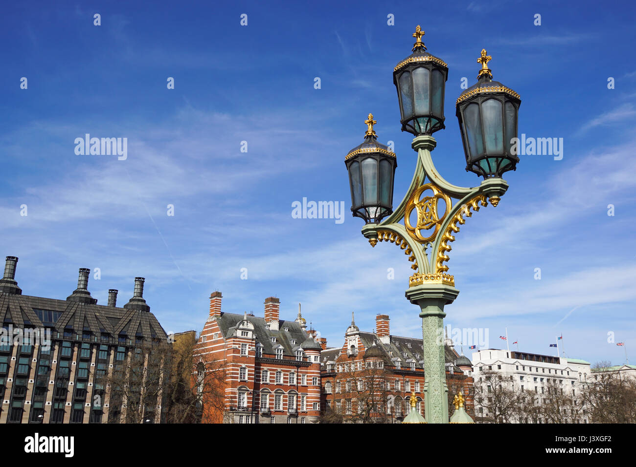 Old style london street lamp hi-res stock photography and images - Alamy