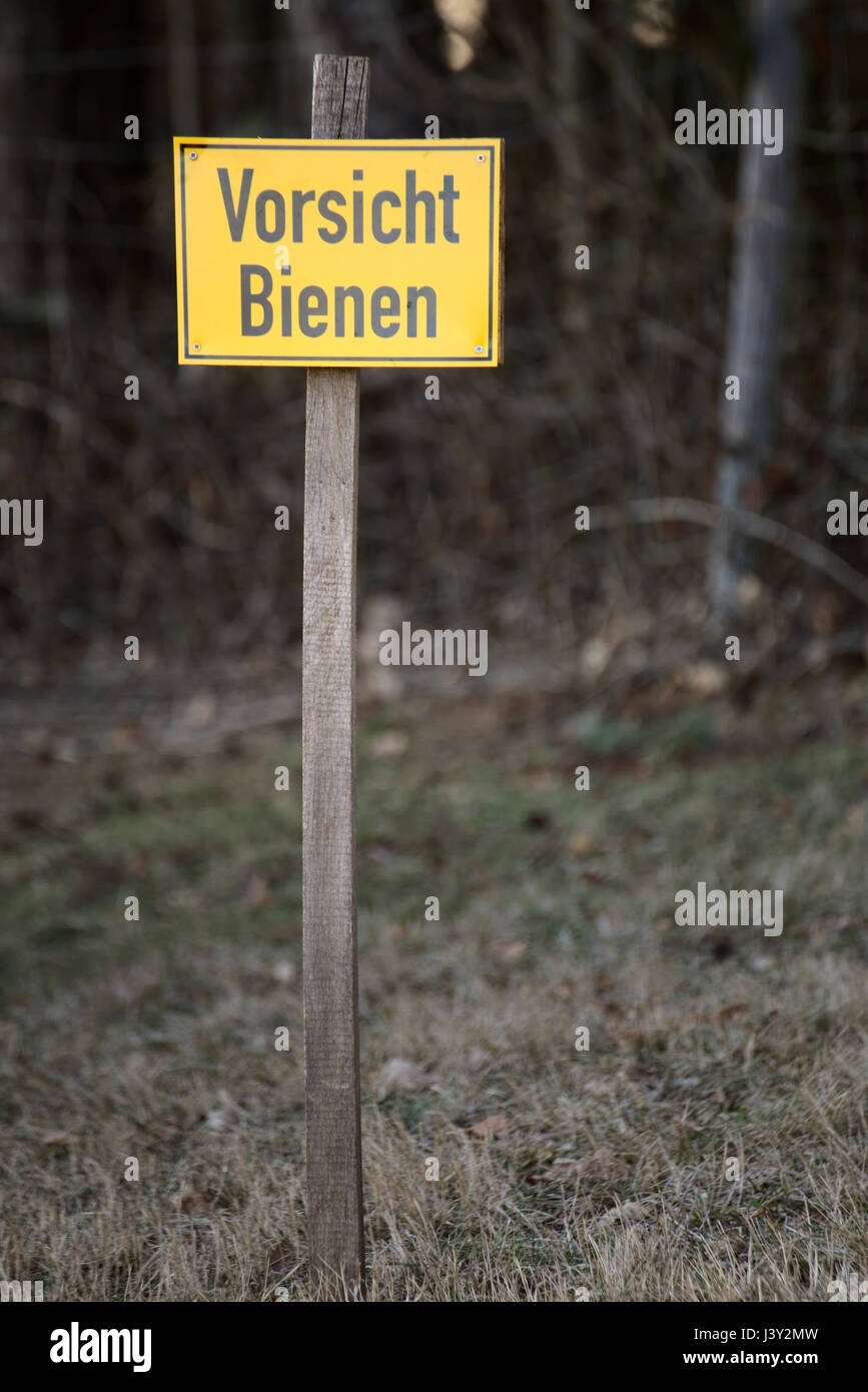 Warning sign with the words - Caution Bees - in German Stock Photo - Alamy