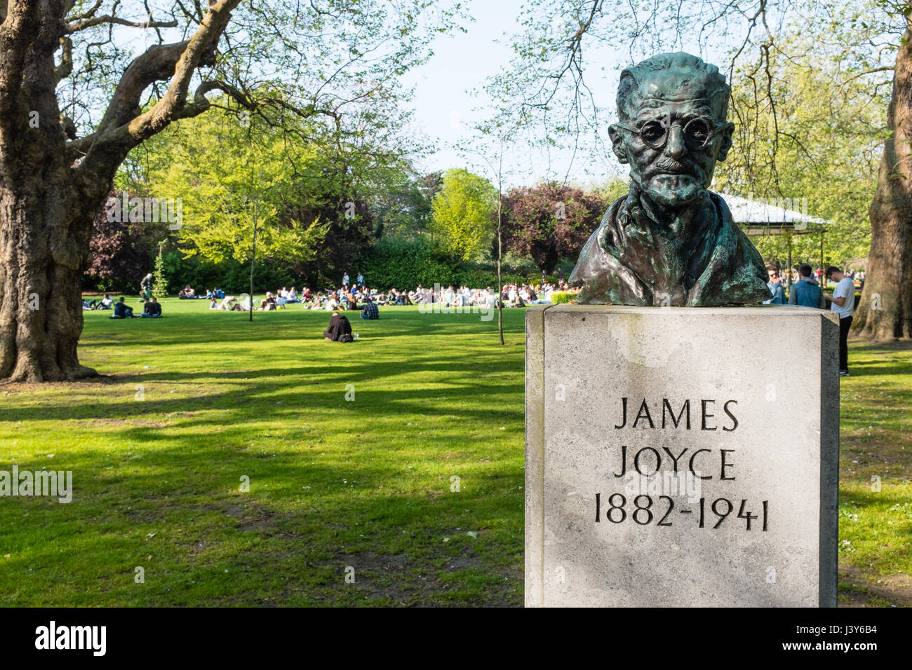 Statue of james joyce in dublin hi-res stock photography and images - Alamy