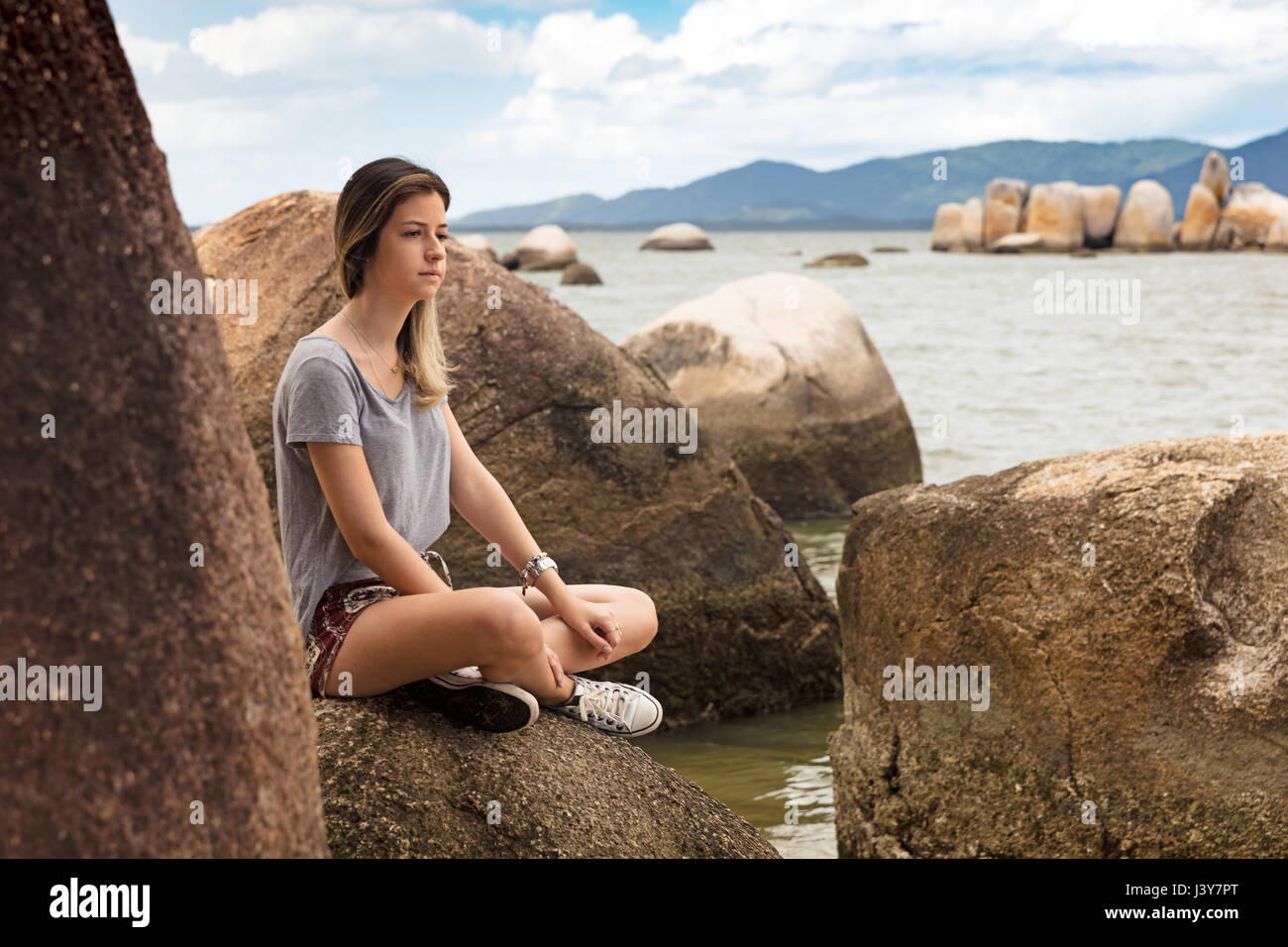 Girl cross legs teenager hi-res stock photography and images - Alamy