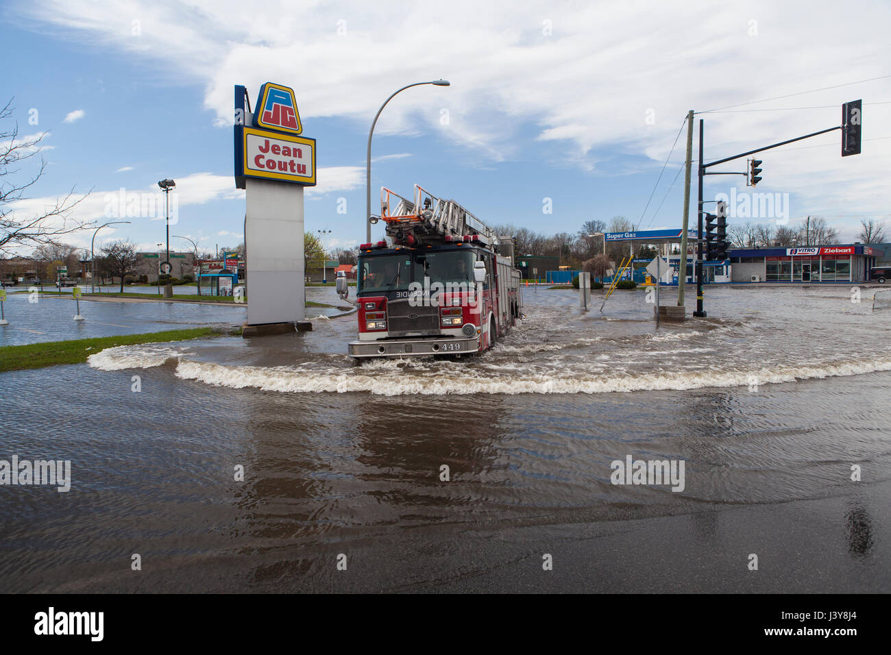 Montreal flooded by Saint Lawrence and its tributaries Stock Photo - Alamy