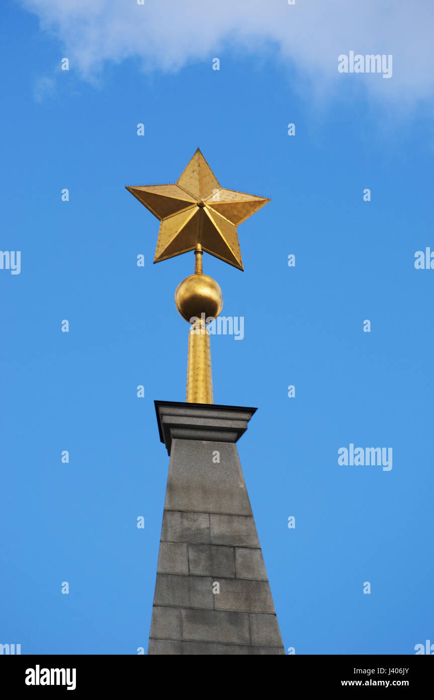 Moscow: the golden star on the top of the Hero City Obelisk (1977), a 40-meter monument dedicated to Lenin and to men and women died in World War II Stock Photo