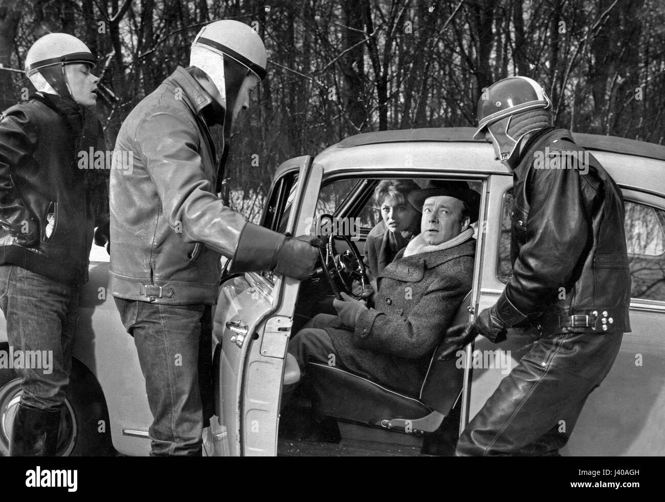 Der Jugendrichter, Deutschland 1960, Regie: Paul Verhoeven, Darsteller: Heinz Rühmann, Karin Dor (beide im Auto) Stock Photo