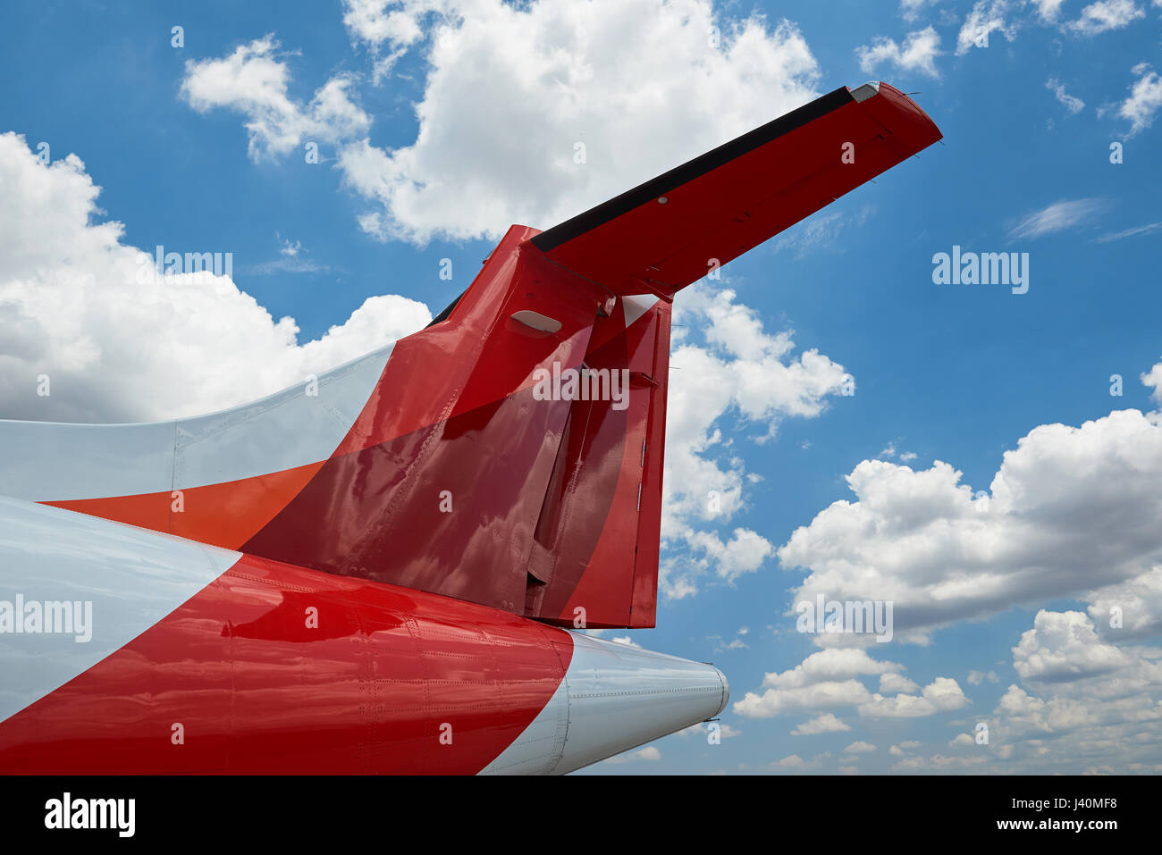 White airplane with blue tail hi-res stock photography and images - Alamy