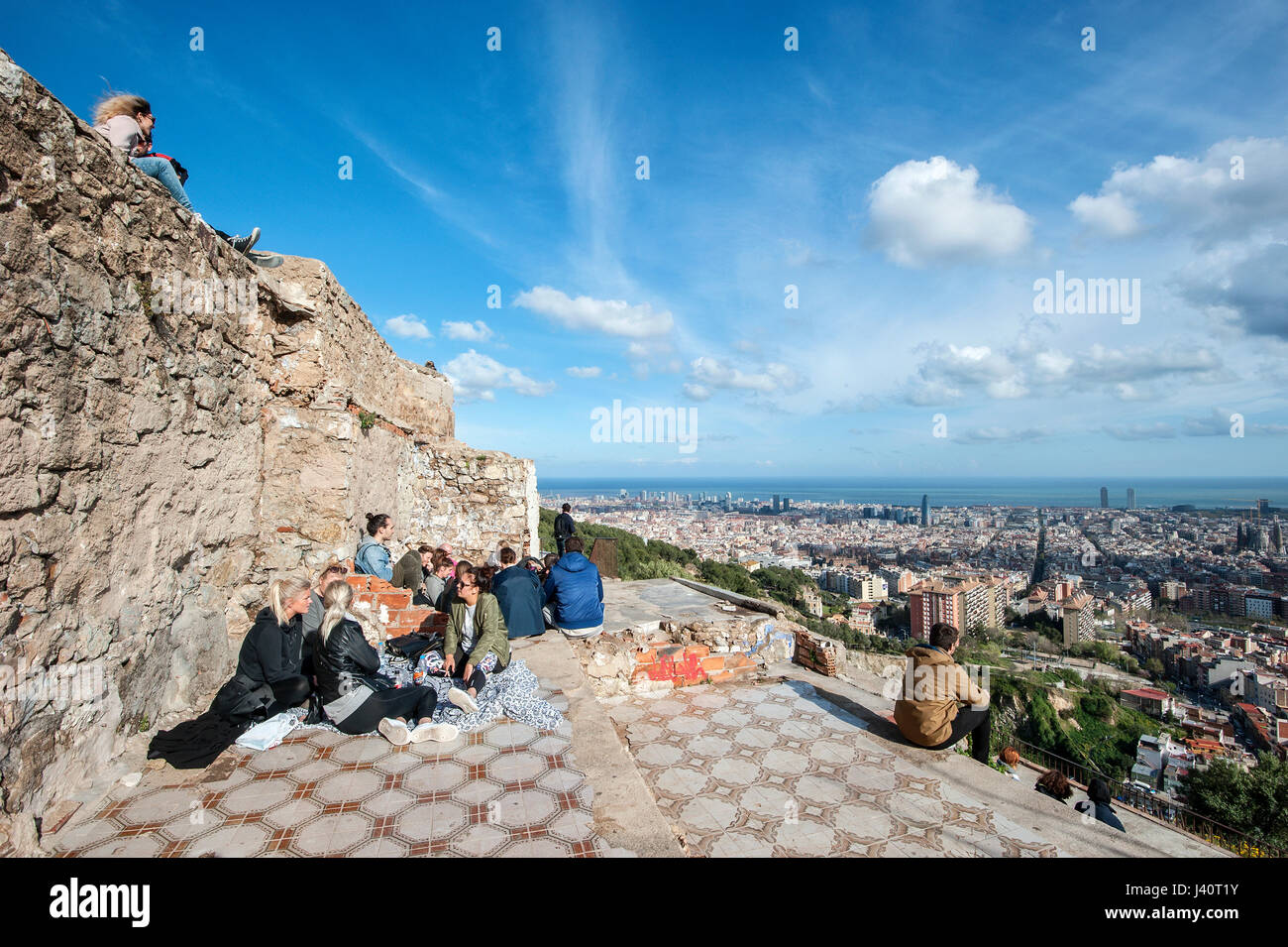 Junge Leute picknicken auf der Bunkeranlage Bunkers del Carmel mit Blick Ÿber Barcelona. Stock Photo