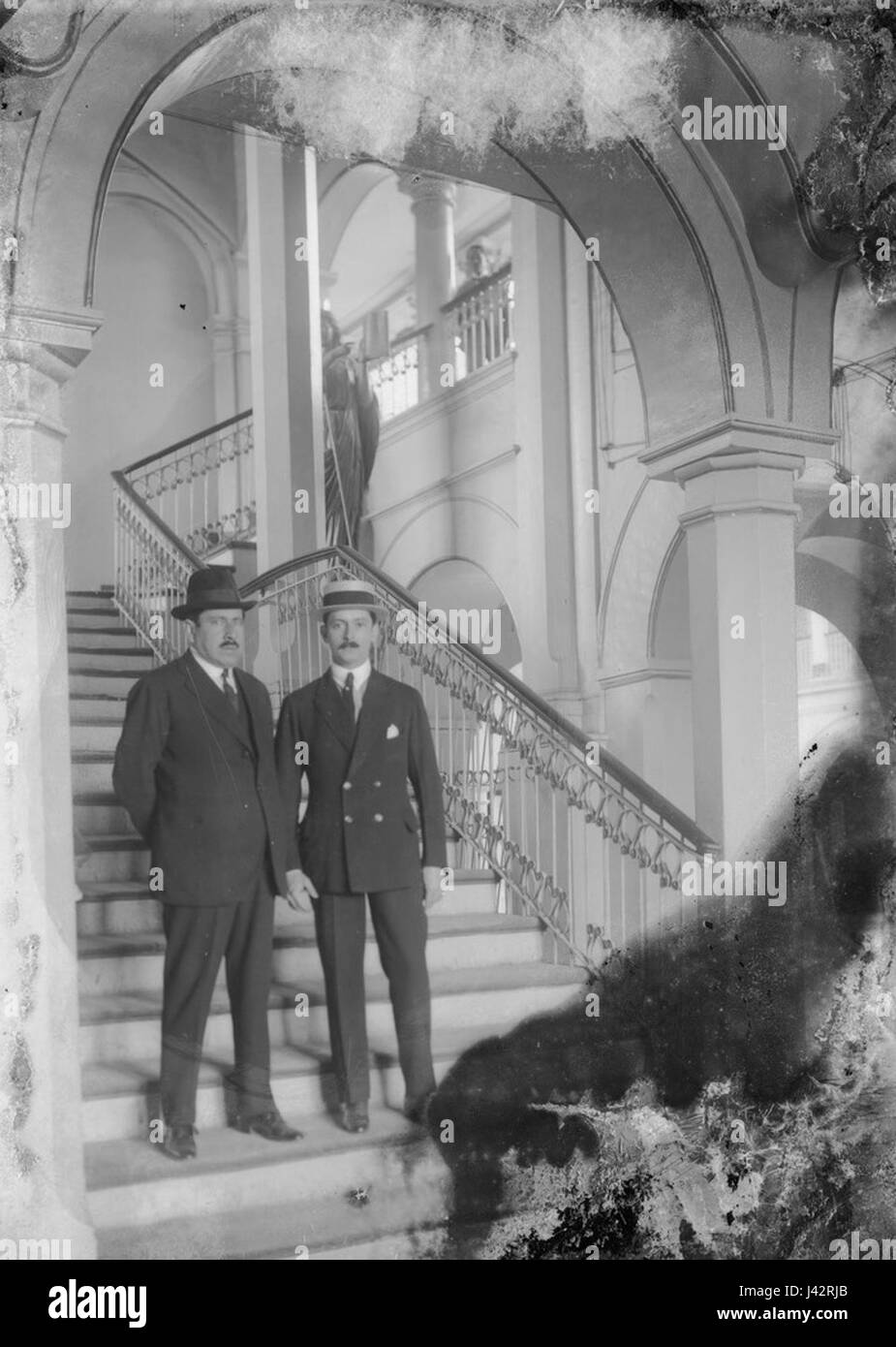 Luis Alcivar y Carlos Manuel Noboa en el Palacio de Gobierno (1920) Stock Photo
