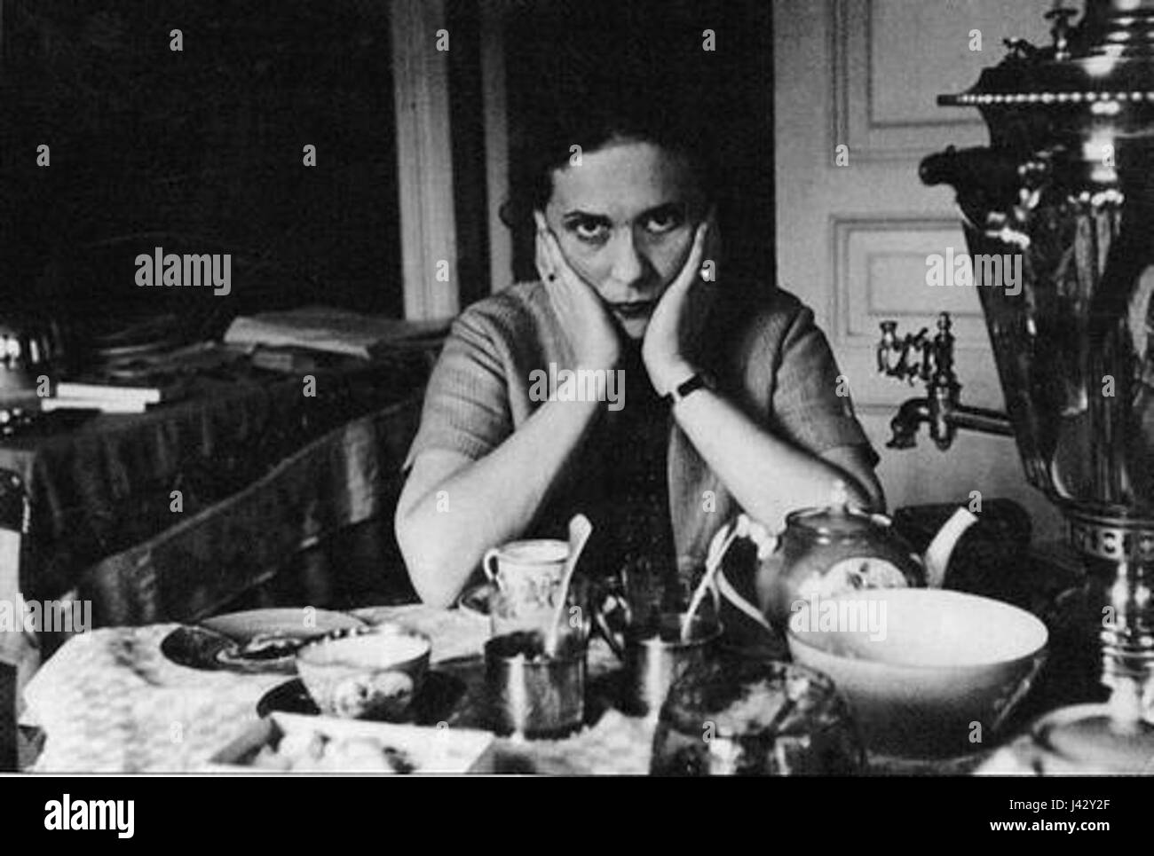 Katta oyinchoqlar bilan porno videolarni tomosha qiling Ikki galati erkak boshqa ayolni birga sikishadi