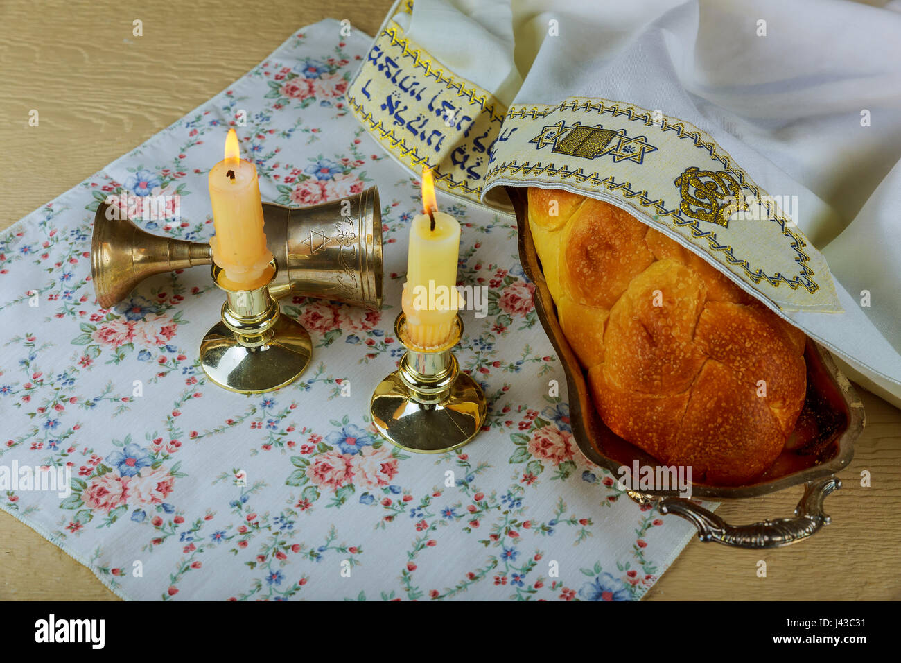 https://c8.alamy.com/comp/J43C31/shabbat-shalom-traditional-jewish-sabbath-ritual-challah-bread-wine-J43C31.jpg