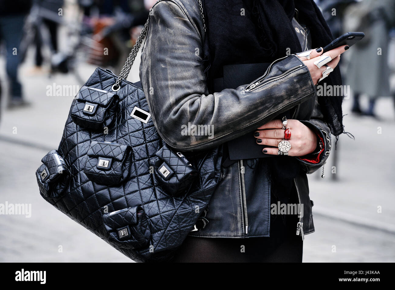 Chanel bag street style hi-res stock photography and images - Alamy