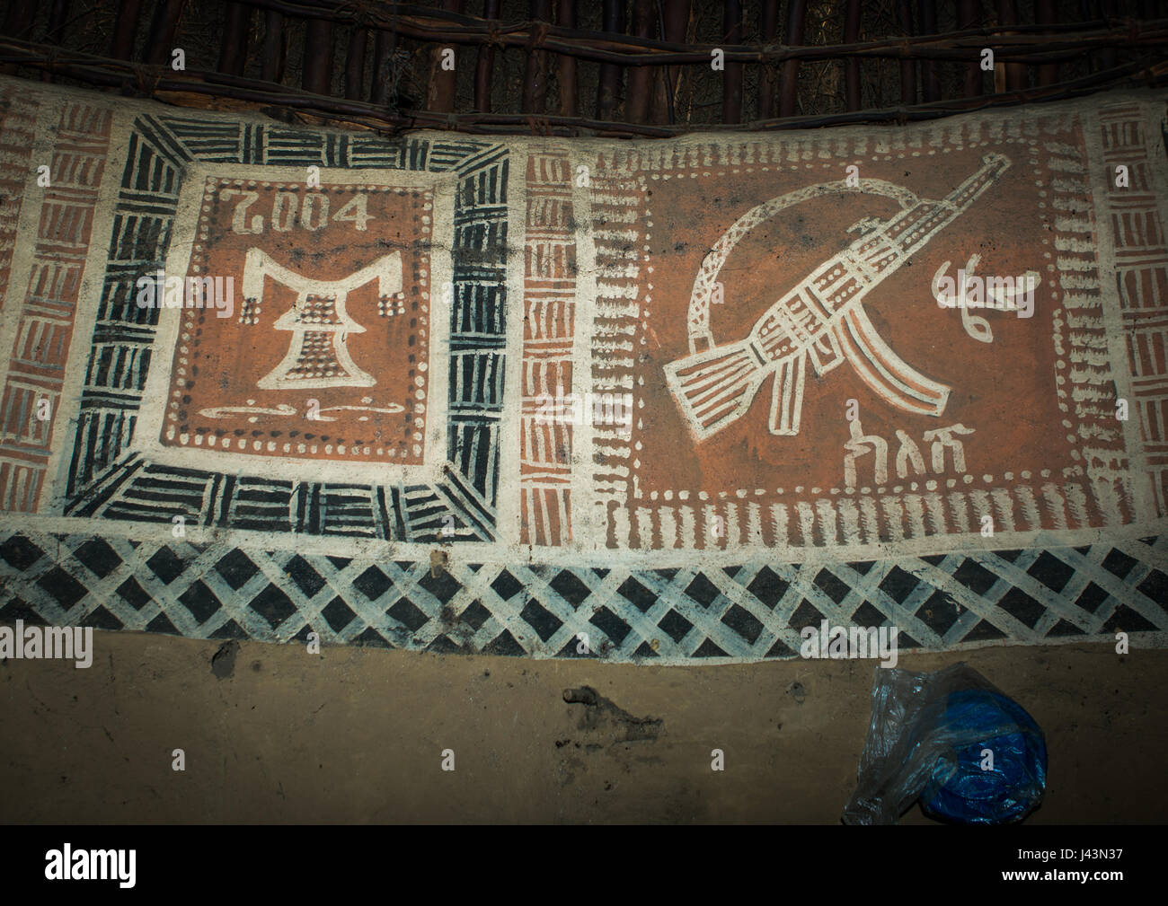Headrest and kalashnikov on a painted house, Kembata, Alaba Kuito, Ethiopia Stock Photo
