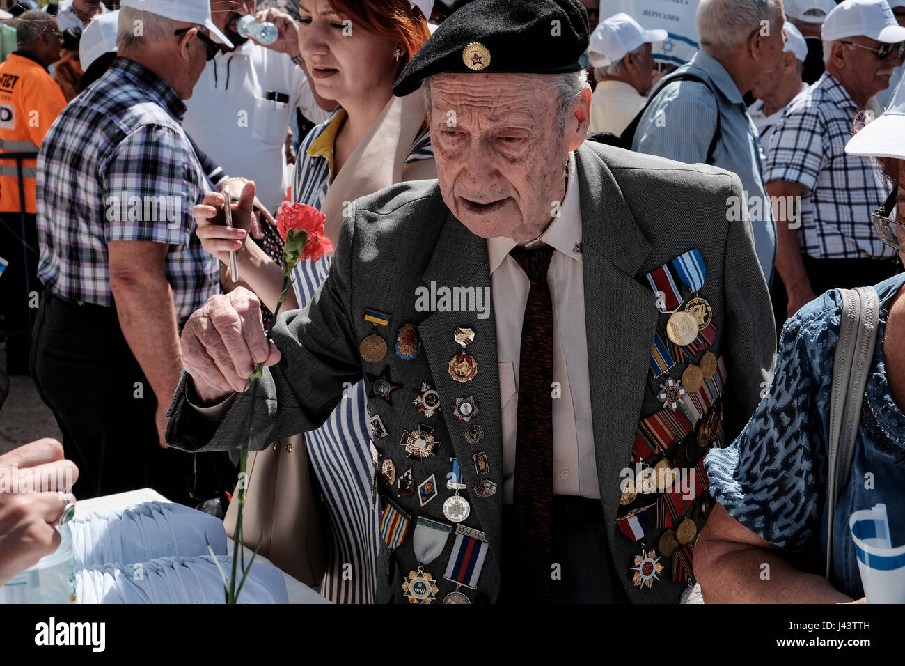 Jerusalem, Israel. 9th May, 2017. WWII veterans, widows, descendants and families from around the country assemble in Jerusalem, many in their WWII uniforms with medals and decorations, to commemorate their loved ones and celebrate Allied victory over Nazi Germany. Credit: Nir Alon/Alamy Live News Stock Photo