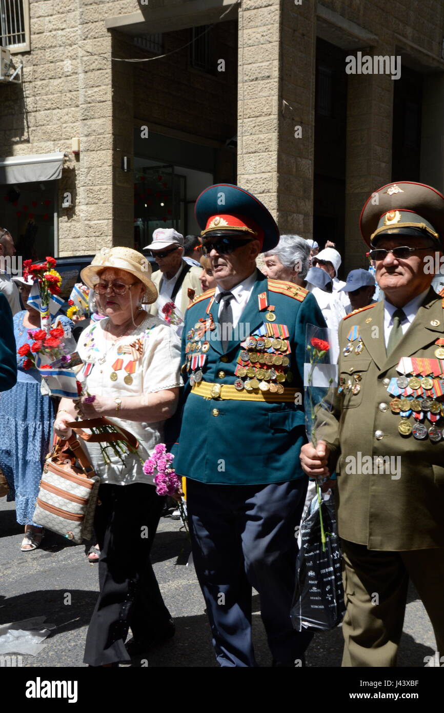 Jerusalem, Israel, 9 May 2017, Soviet Army Veterans, Friends and Families March to Commemorate the 72nd Anniversary of Victory over Nazi Germany, 9 May 1945. Mollie Wilson-Milesi / Alamy Live News Stock Photo