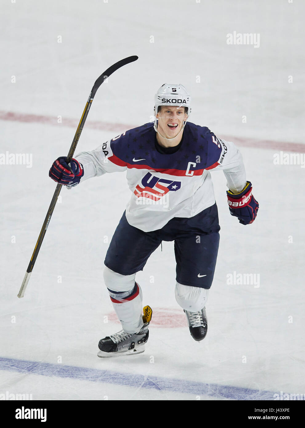Connor MURPHY, USA 5 Jubel beim 4-3 durch J.T. COMPHER, USA 7 celebration  USA - SWEDEN 4-3 Icehockey World Cup Championships 2017, Germany,  DEB , Cologne, Germany May 08, 2017 © Peter Schatz / Alamy Live News Stock Photo