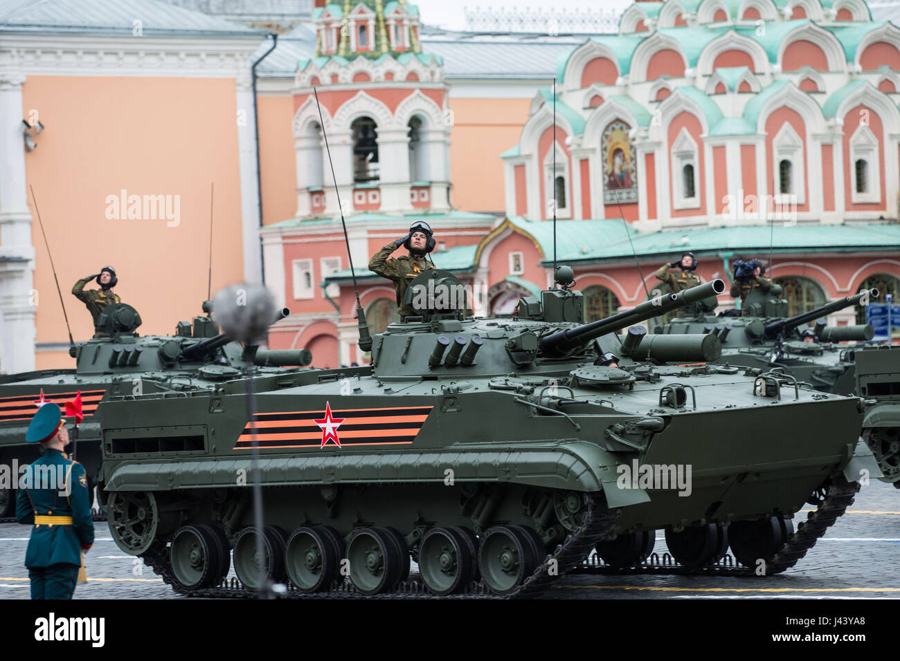 Moscow, Russia. 9th May, 2017. Soldiers salute on tanks during the Victory Day parade in Moscow, Russia, May 9, 2017. Russia marks on Tuesday the 72nd anniversary of the victory over Nazi Germany in World War II. Credit: Wu Zhuang/Xinhua/Alamy Live News Stock Photo