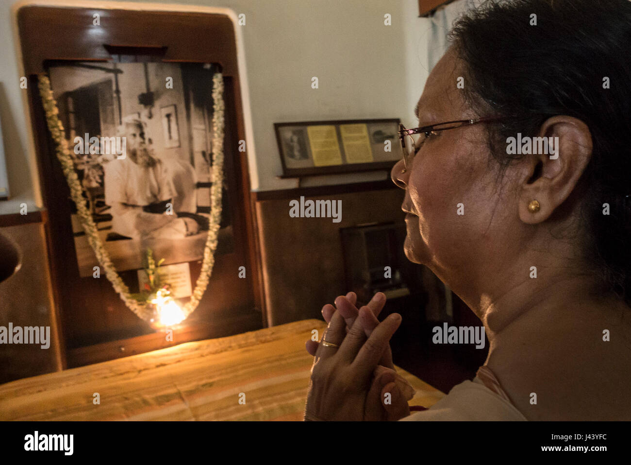 Kolkata, India. 9th May, 2017. An Indian woman visits the museum at Nobel laureate poet Rabindranath Tagore's house during the celebration on the 156th birth anniversary of Tagore in Kolkata, capital of eastern Indian state West Bengal on May 9, 2017. Tagore was the first Asian to win Nobel Prize for his collection of poems 'Geetanjali' in 1913. Credit: Tumpa Mondal/Xinhua/Alamy Live News Stock Photo