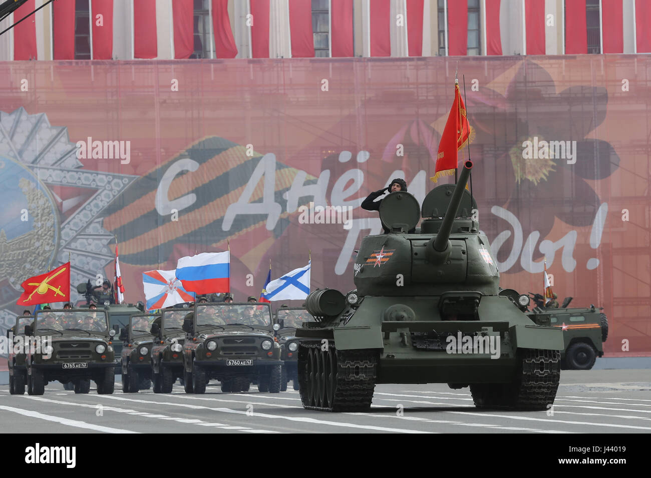 St. Petersburg, Russia. 9th May, 2017. Soldiers salute during the Victory Day parade in St. Petersburg, Russia, May 9, 2017. Russia marks on Tuesday the 72nd anniversary of the victory over Nazi Germany in World War II. Credit: Irina Motina/Xinhua/Alamy Live News Stock Photo