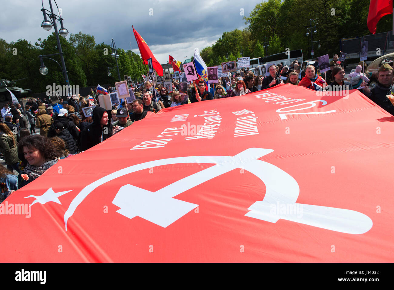 Berlin, Germany. 9th May, 2017. Numerous poeple arrive at the Soviet War Memorial at Strasse des 17. Juni with a Soviet flag and remember the end of World War II and the victory over Nazi Germany in Berlin, Germany, 9 May 2017. Photo: Paul Zinken/dpa/Alamy Live News Stock Photo