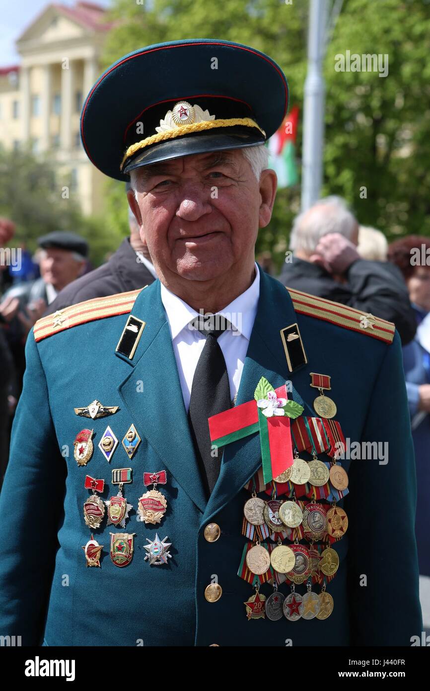 Minsk, Belarus. 9th May, 2017. A veteran with medals commemorates the 72nd anniversary of the victory over Nazi Germany in Minsk, capital of Belarus, May 9, 2017. Credit: Xinhua/Alamy Live News Stock Photo
